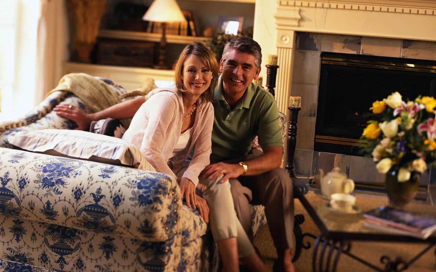 зимняя фотосессия в загородном доме. фотосессия в доме. пара в загородном доме. влюбленные у камина. люди в загородном доме.