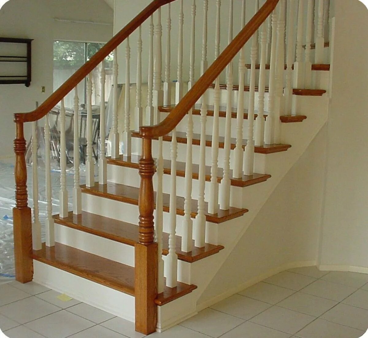 Цвета деревянных лестниц. Лестница. Яркая лестница. Покрасить лестницу на второй этаж. Покрасить лестницу деревянную.