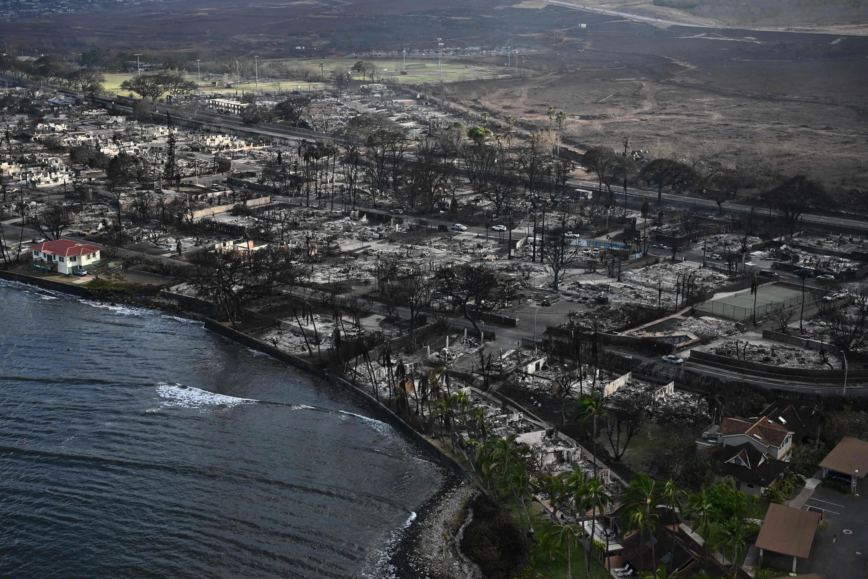 Как выглядит америка после пожара 100-year-old Maui home still standing after wildfires devastated other homes