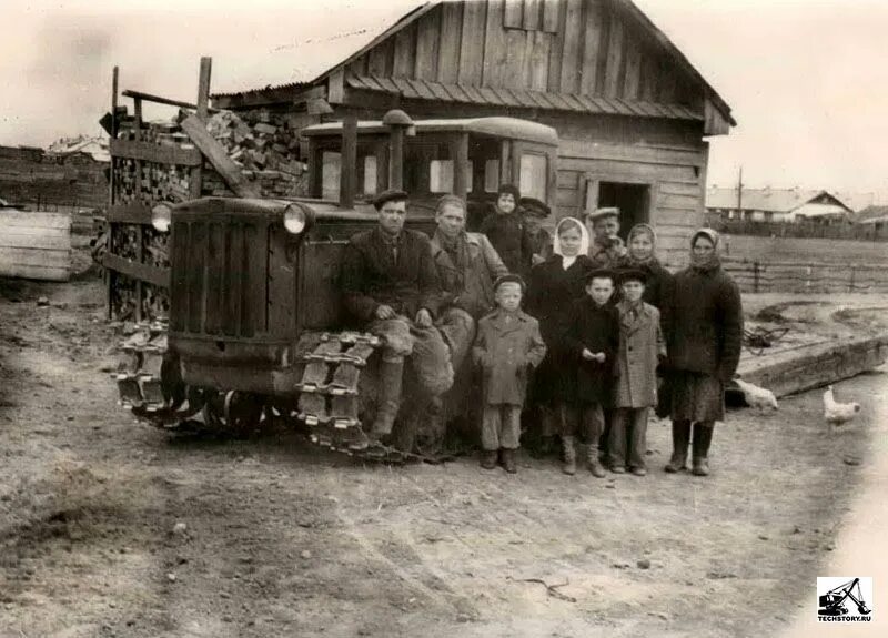 Жила п б. 1929 Год колхоз им. Мичурина в Тюменской области. ДТ-54 трактор. Деревня Чижиково Онежского района. Деревня Совхоз колхоз.