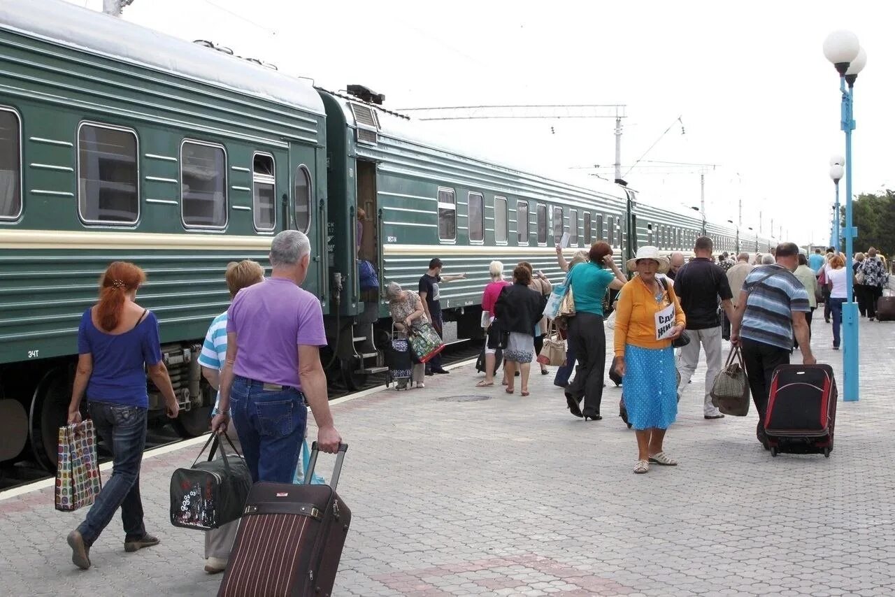 Вокзал Курск перрон. Поезд на перроне. Люди на перроне вокзала. Перрон ЖД вокзала.