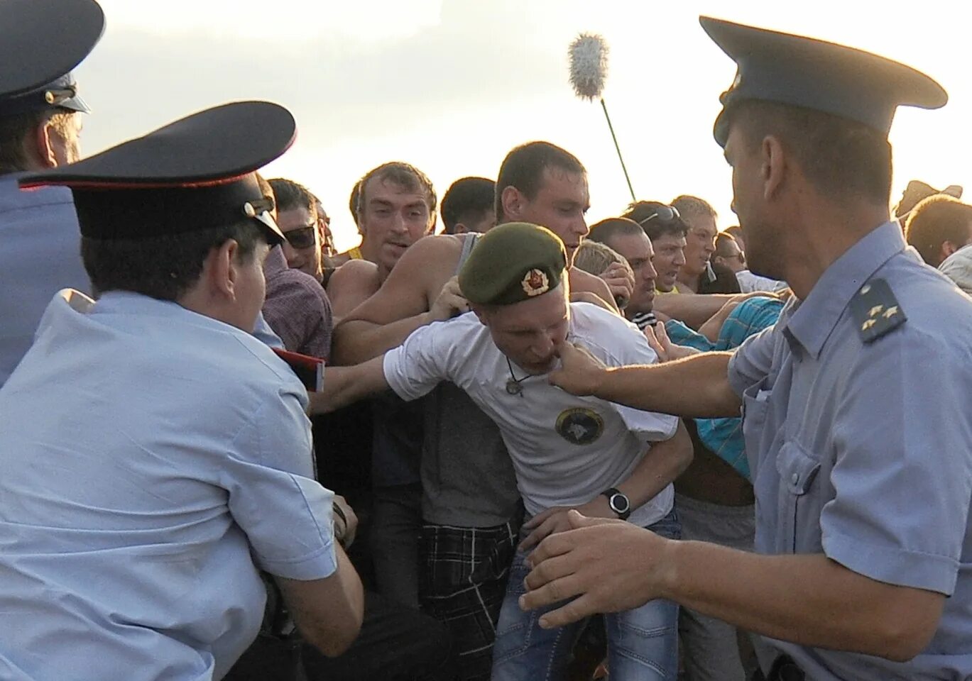 Новости пугачев сегодня последние свежие события. Бунт в Пугачеве 2013. Волнения в Пугачеве. Конфликт в Пугачеве. Бунт в Пугачеве Саратовской области.