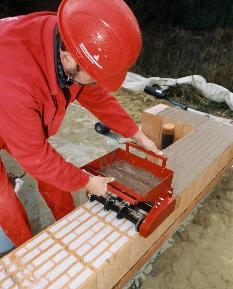 Инструмент для газобетона итонг. Кирпичная кладка расстилание раствора. Чем класть раствор. Чем класть раствор. Кладка кирпича.