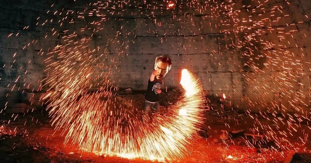 Горящая металлическая вата. Стальная вата горит. Фотосъёмка стальной ваты.