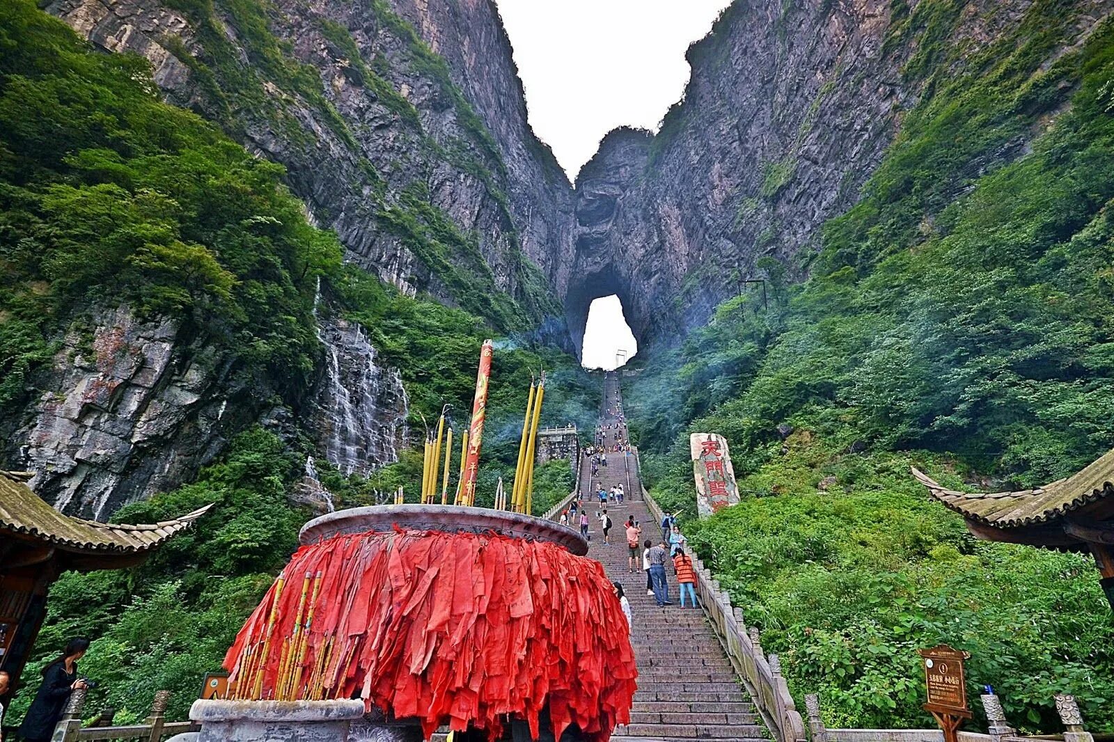 Считается одной из самых интересных. Тяньмэнь Хунань. Гора Тяньмэнь Китай. Национальный парк Чжанцзяцзе горы Тяньмэнь. Тяньмэньшань гора небесные ворота.