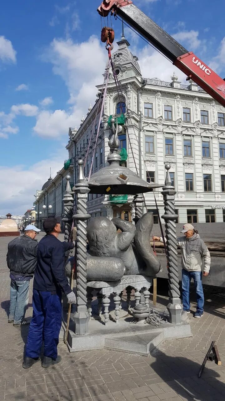 Казань памятник бауману. Скульптуры на улице баумана в казани. статуи на улице баумана казань. казанский кот на баумана в казани. кот казанский памятник в казани.