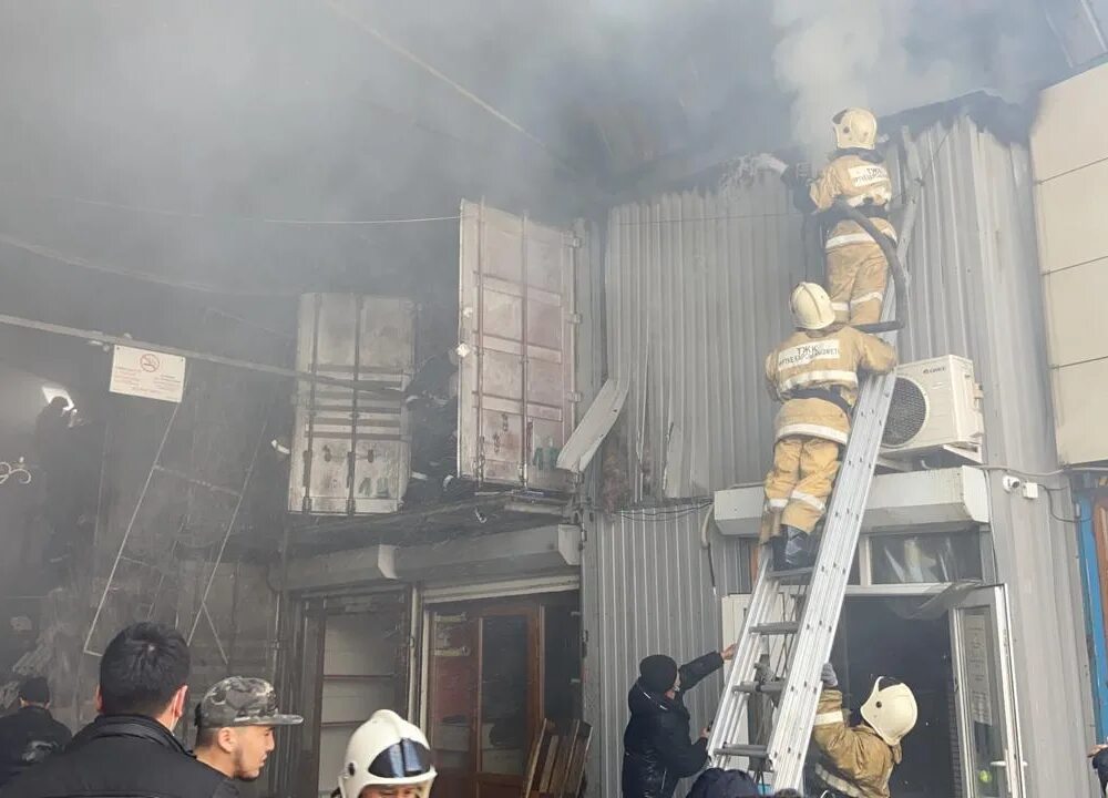 Пожар в алматы сегодня на барахолке. Рынок Байсат в Алматы. Пожар на рынке в Алматы 17 02 2024. Пожар в Алматы вчера. Пожар в Казахстане 1920x1080.