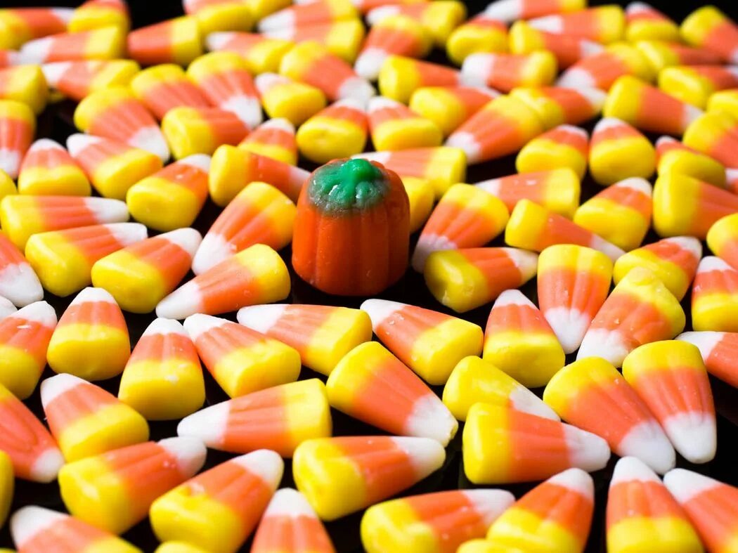 Candy corn. Кэнди Корн. Конфеты Кэнди Корн. Сладкая кукуруза конфеты. Кукурузные конфеты американские.