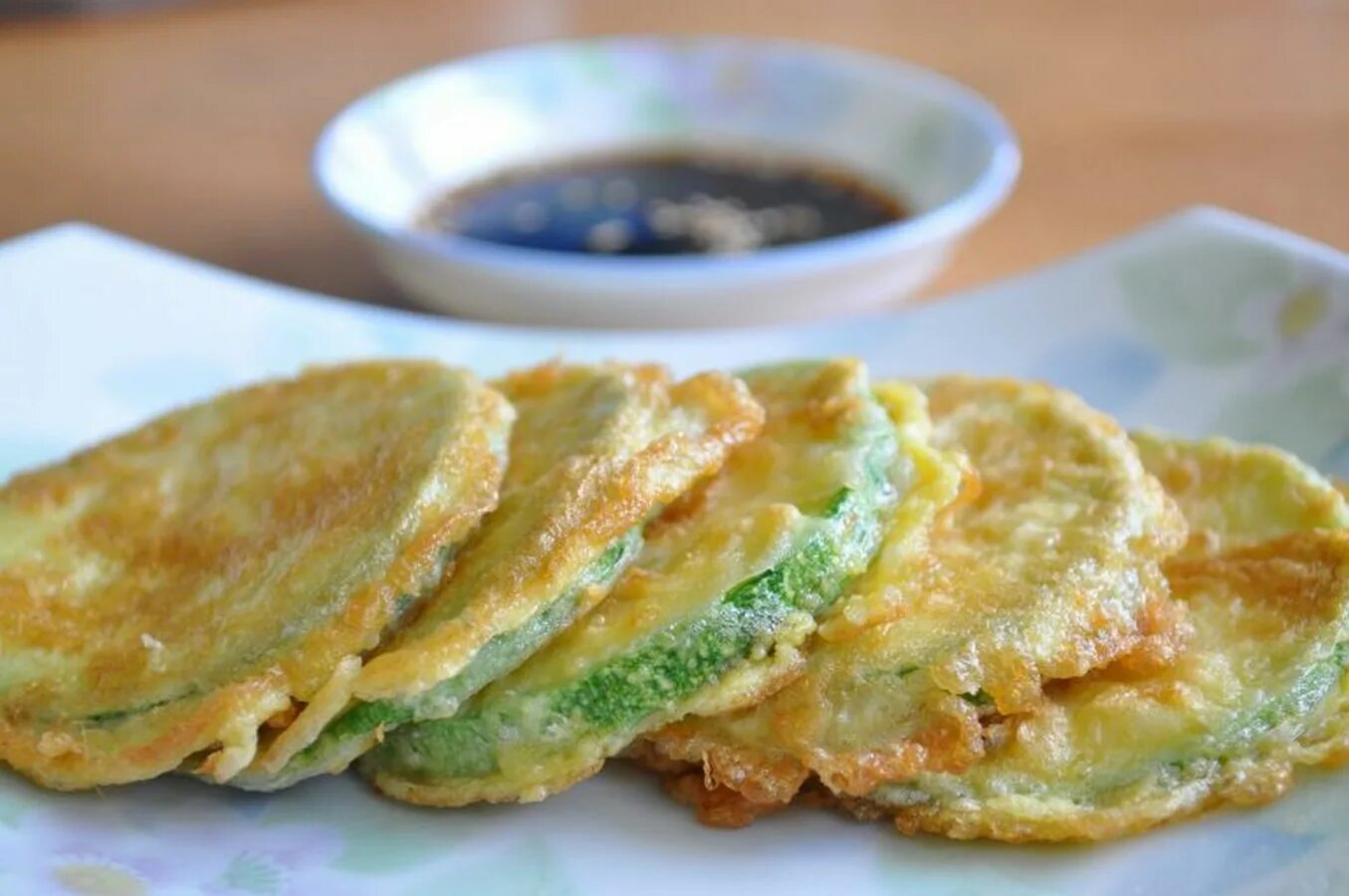 Цукини рецепты быстро и вкусно на сковороде. Кабачок. кабачки в кляре. кабачки жареные на сковороде. вкусные кабачки в кляре.