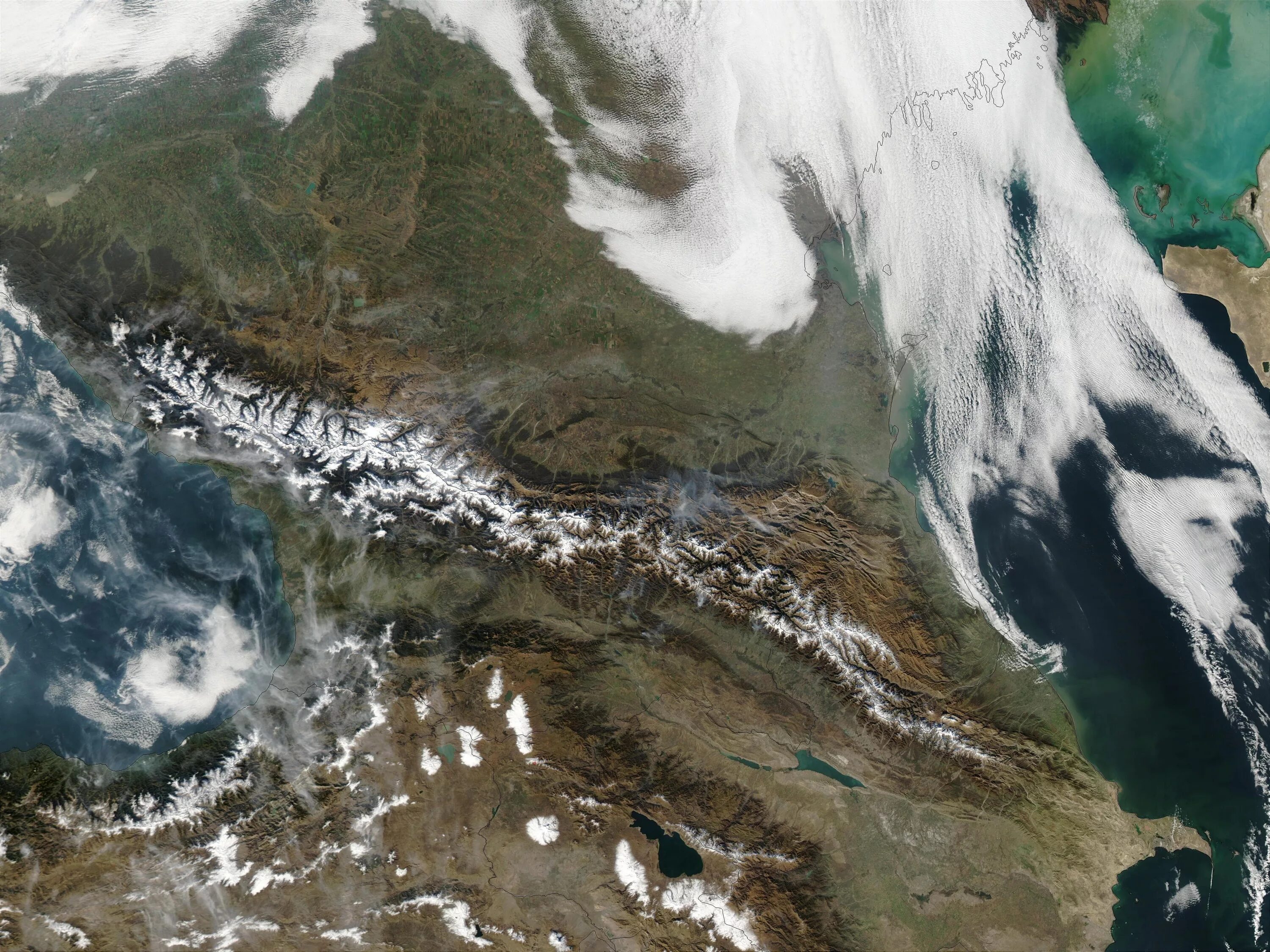 Моря закавказья. Кавказский хребет космоснимок. Кавказский хребет вид из космоса. Горы Кавказа и Каспийское море. Северный Кавказ вид из космоса.