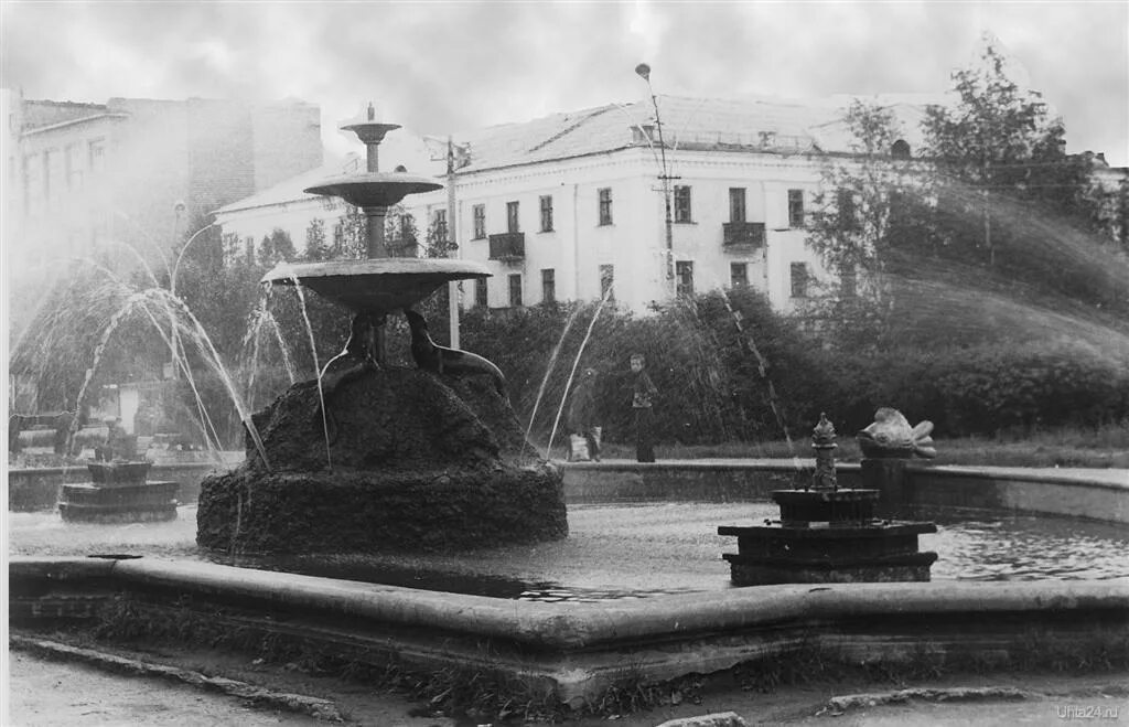 Старый фонтан. Фонтан в городе ухте. старый фотнтал детский пару ухта. фонтан ухта детский парк. ухта старый город.