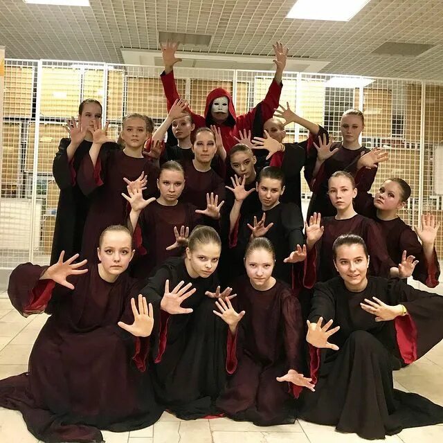 Театр танца эльвиры первовой. Театр танца интрига хорошево-мневники отзывы. 12 стульев танец. Интрига танцы. Ансамбль интрига хорошево.