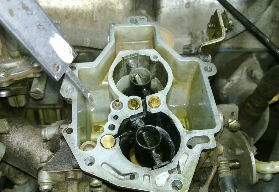 уровень топлива солекс 21083. уровень топлива в карбюраторе к 151. уровень топлива в карбюраторе солекс 21083. какой уровень бензина в карбюраторе. карбюратор солекс 2105.