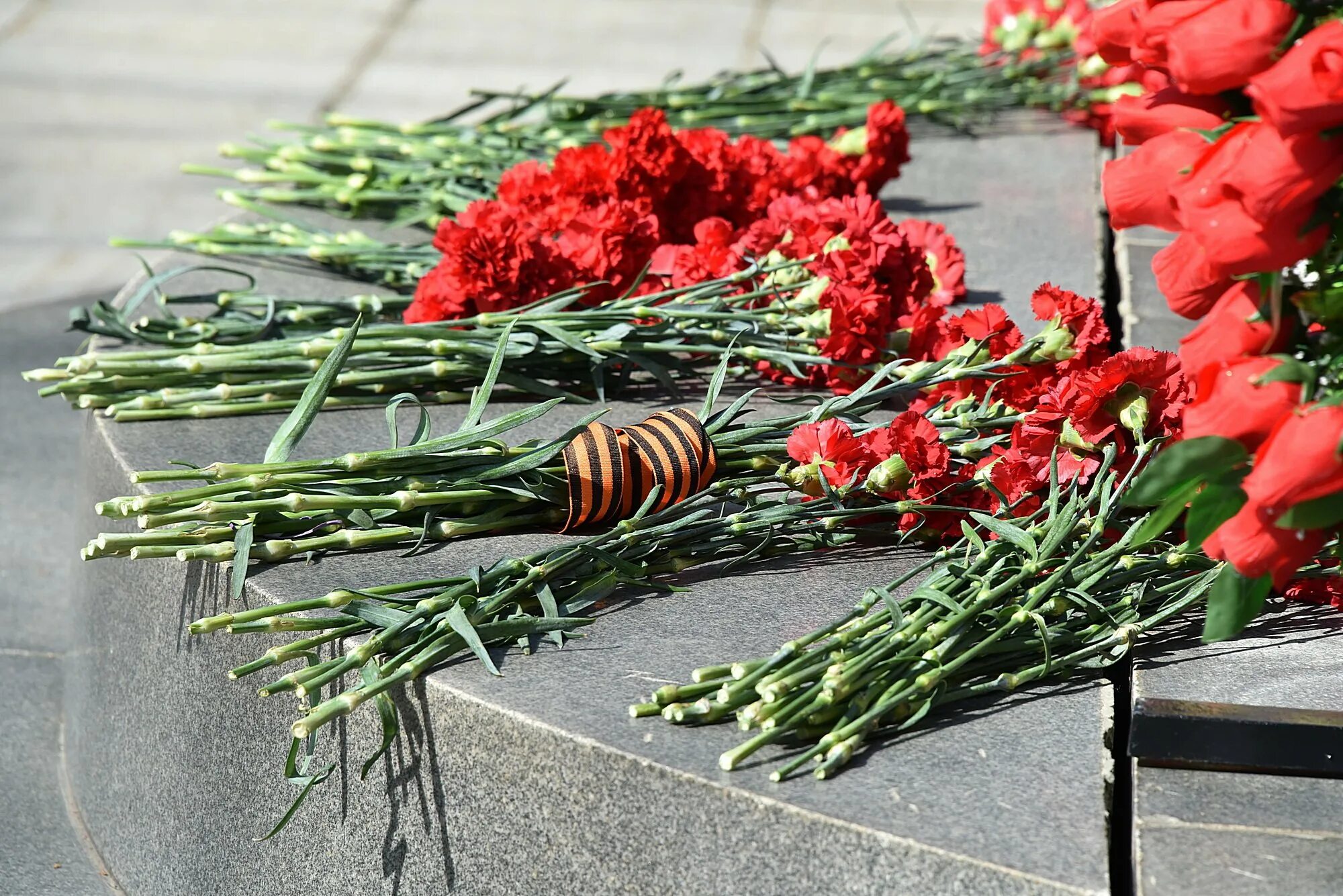 Возложение цветов. Цветы на памятник. День Победы возложение цветов. Цветы у памятника Победы.