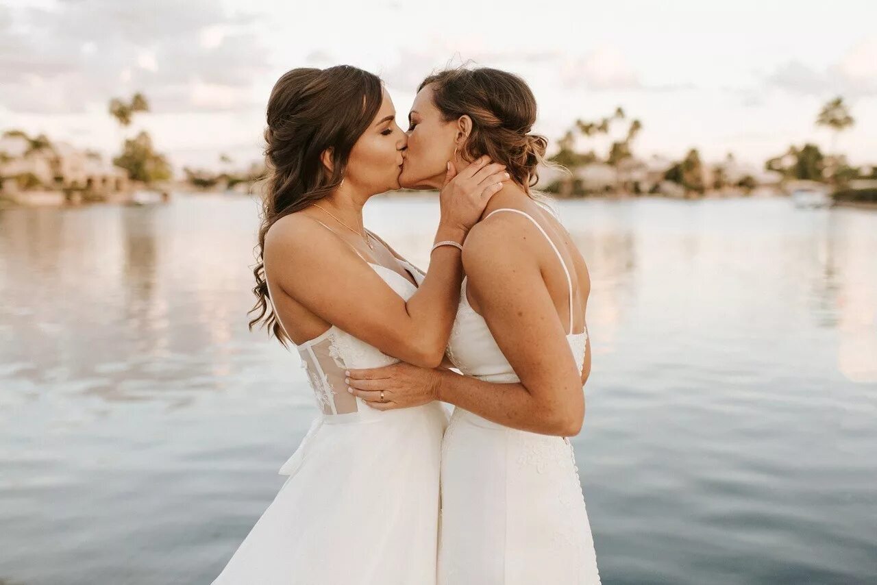 Нежность лесбиянок. Lesbian Wedding Kiss свадьба Дженни. Красивые лесбийские пары. Нежная лесбийская любовь. Самые красивые лесбийские пары.