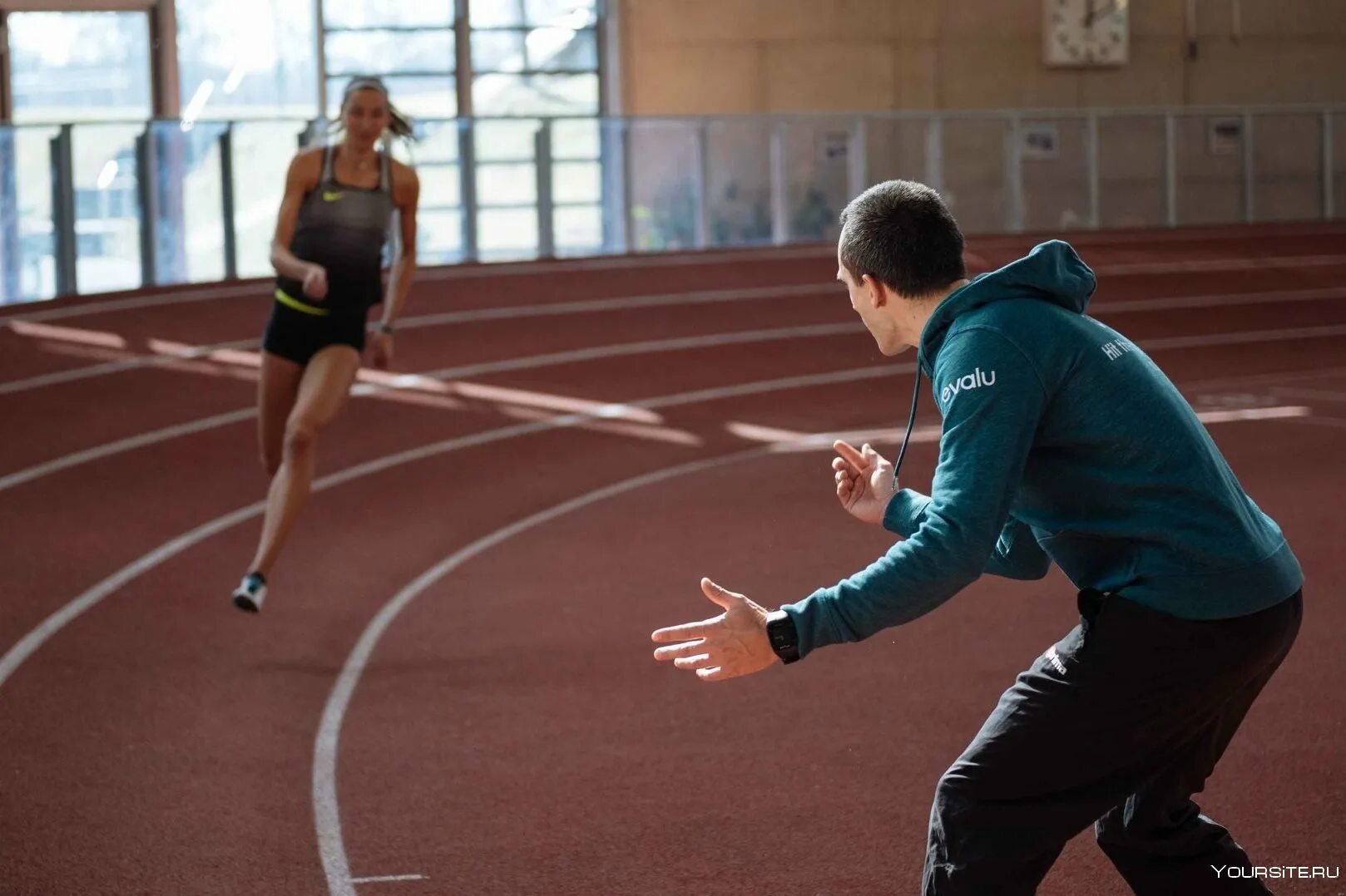 Спортсмены помогающие другим спортсменам. Тренировка спортсменов. Физическая культура. Тренер по легкой атлетике. Спортивная тренировка бег.