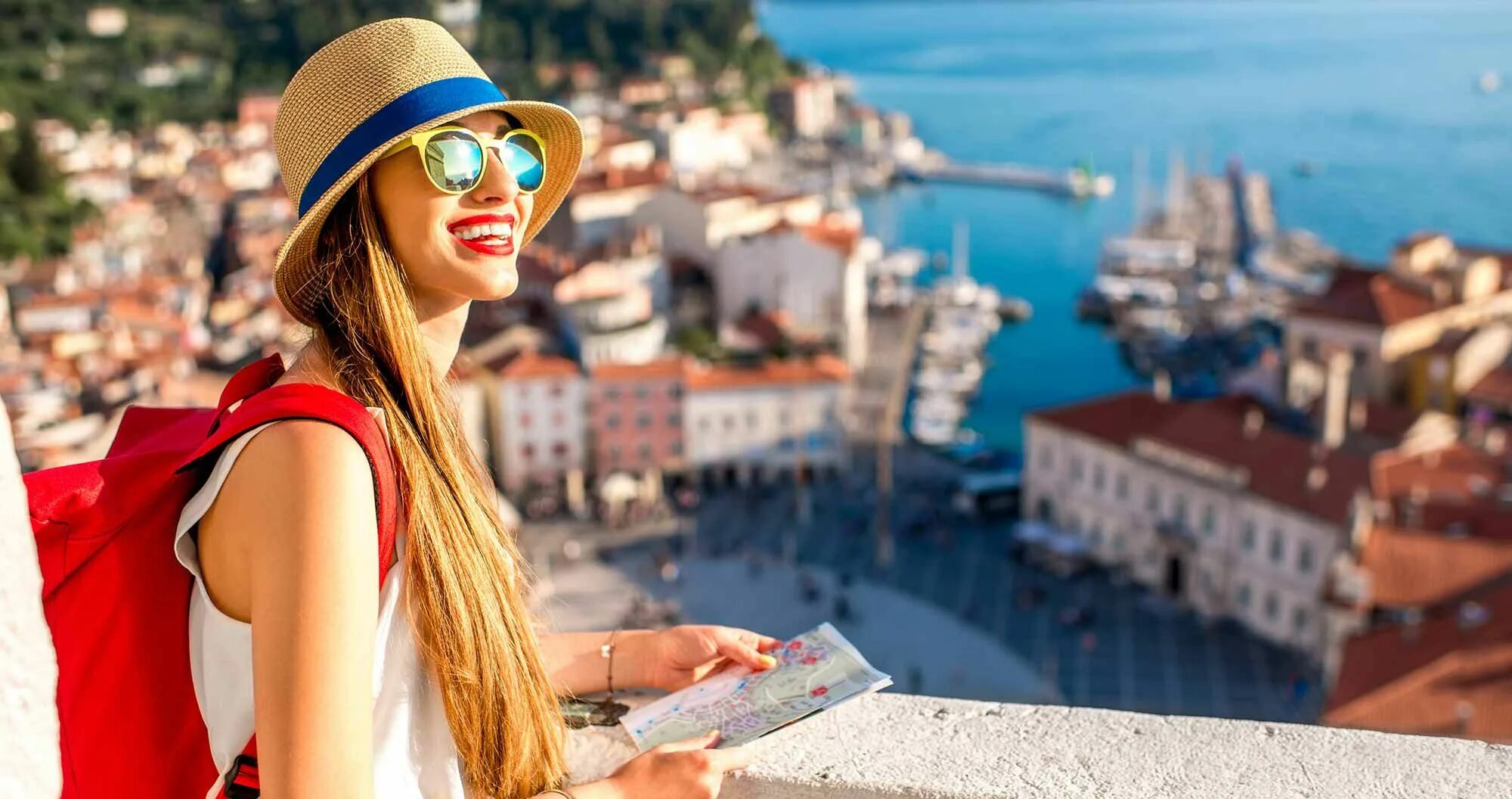 Человек с рюкзаком в горах. Путешествия по миру. Девушки турции. Туристы в монако. Туристы в горах.