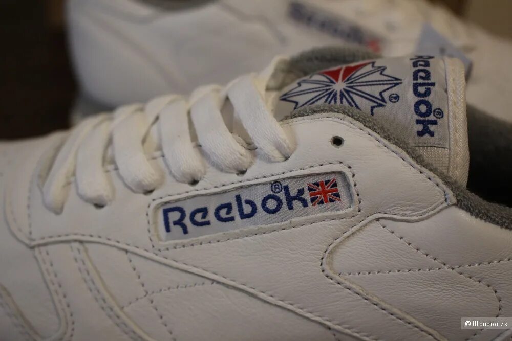 Шнуровка рибок Классик. Бирка рибок Классик  оригинал. Reebok Classic британский язычок. Reebok Classic женские шнуровка. Язычок кроссовок адидас