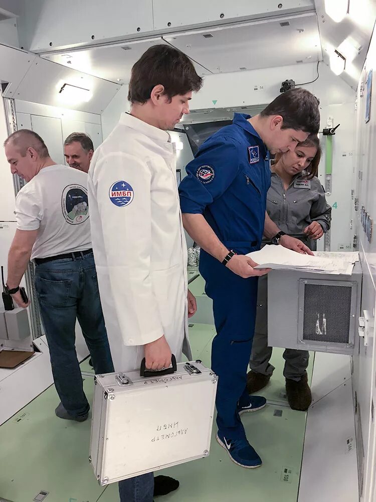 Пилотажная группа русь николай алексеев. Работники летно испытательного состава. Работники летно испытательного состава. Валерий меницкий летчик испытатель. Экипаж су 30 см.