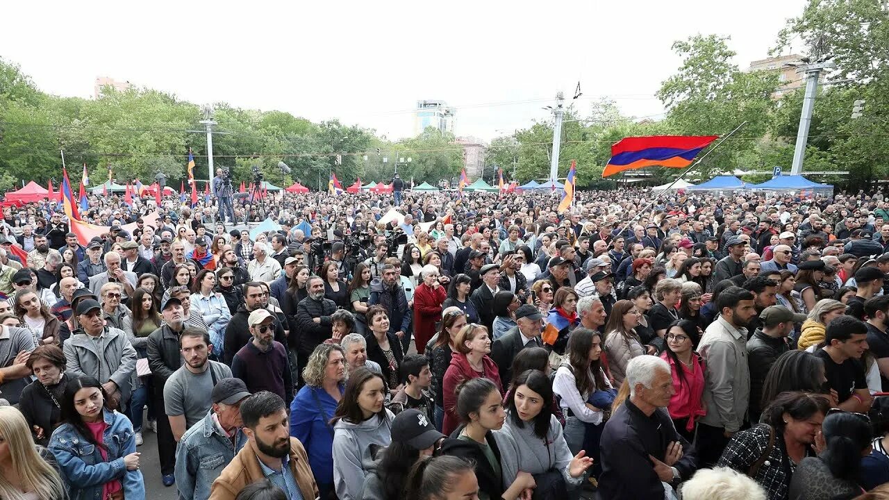 Оппозиция Армении поставила палатки и дала два часа на отставку Пашиняна - РБК