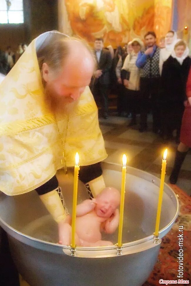 Покрестить ребенка в больнице. Перекрестить ребенка перед сном. Батюшка окунает ребенка. Ребенка крестят на 40 день. Ребенка крестят на 40 день.