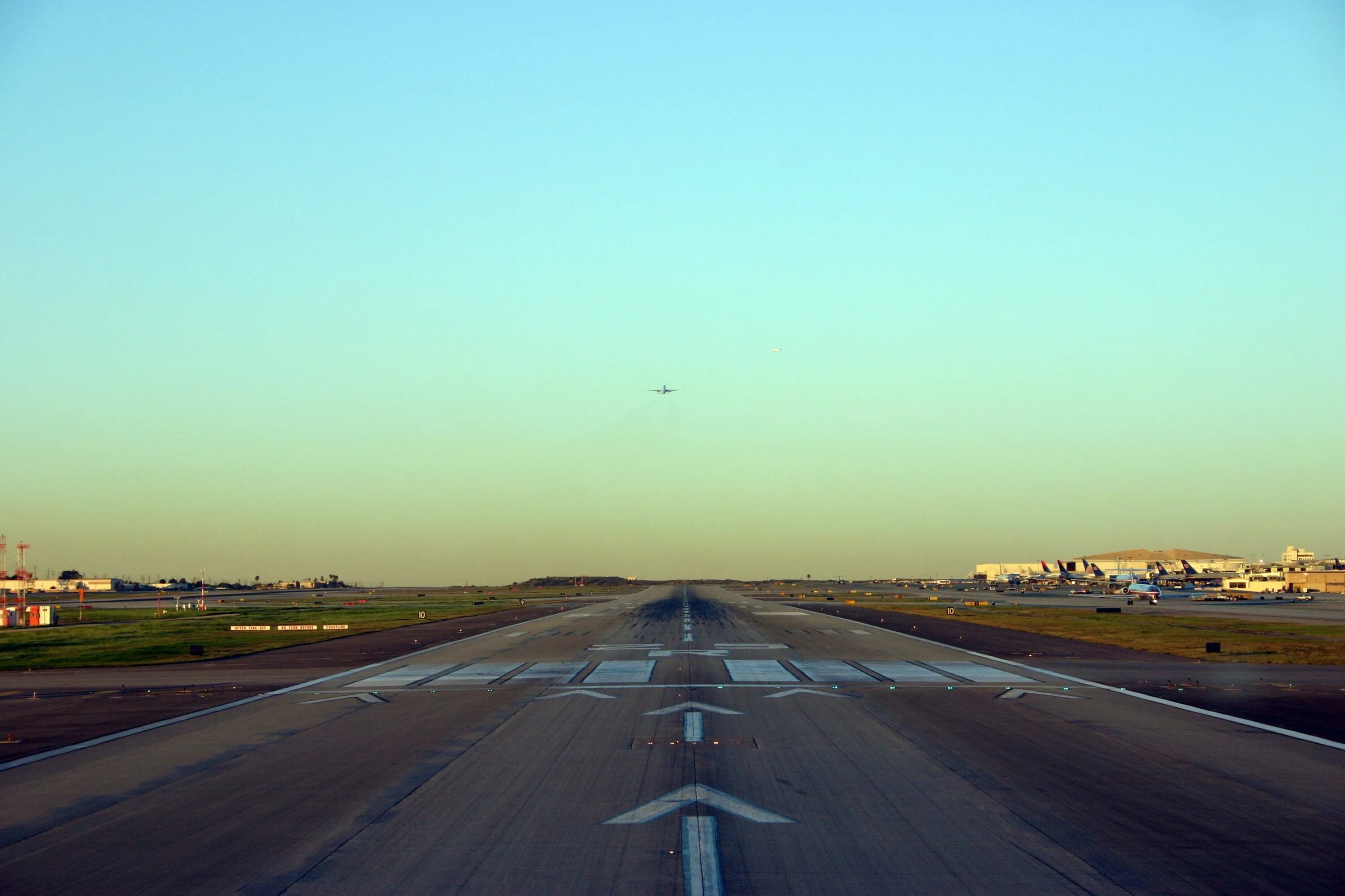 Airport road. Взлетно посадочная полоса Пулково. Взлетная полоса сбоку. Самолет на взлетной полосе. Взлётно-посадочная полоса с самолетом.