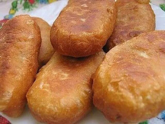 Дрожжевые пирожки на масле. Жареные пирожки «лапоточки». воздушные жареные пирожки. пирожки с картошкой на дрожжевом тесте. жареные пирожки с картошкой на дрожжевом тесте.