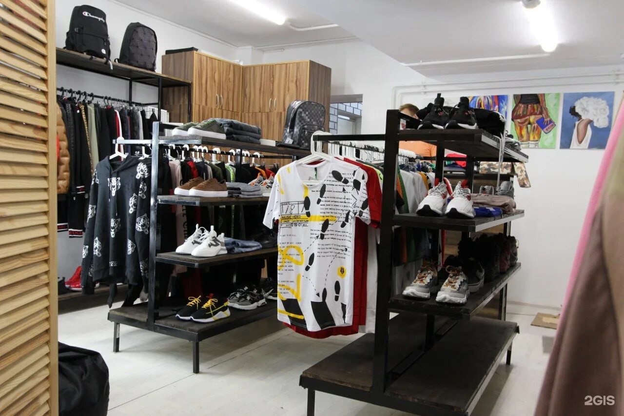 немецкая одежда для мужчин. пермь одежда мужчины. спортивный повседневный стиль мужской. парень в магазине одежды. массимо дути луки мужские.