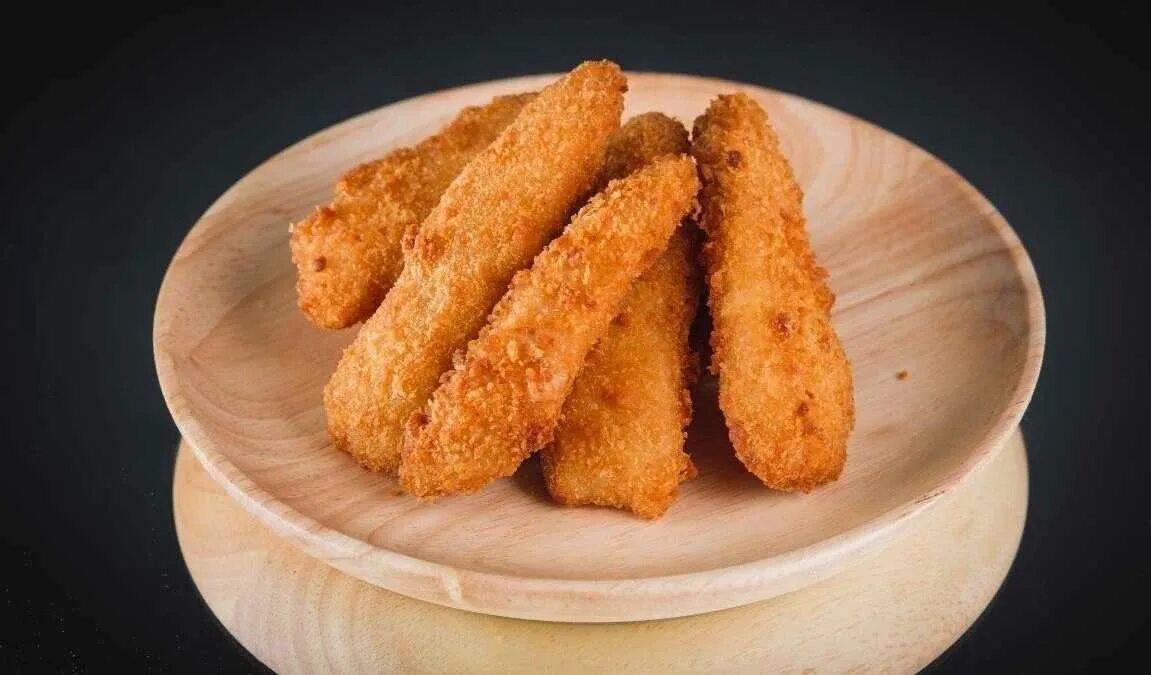 Наггетсы как в kfc. Наггетсы и стрипсы. стрипсы кфс. куриные наггетсы стрипсы. стрипсы в кукурузных хлопьях.