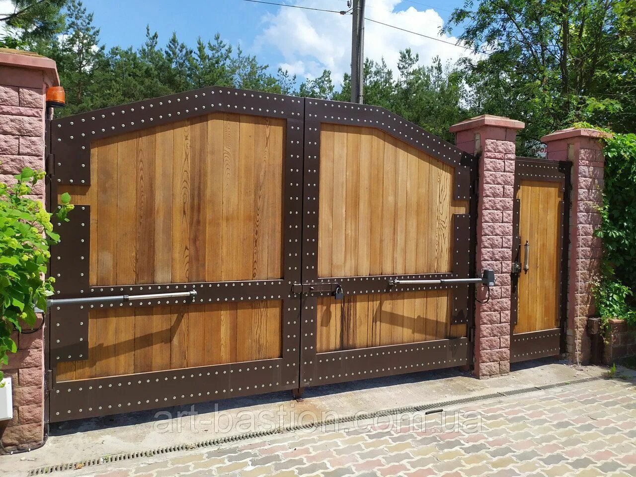 Забор с калиткой. Ворота Бастион. Металлодеревянные ворота. Деревянные ворота с калиткой. Красивый забор с воротами.
