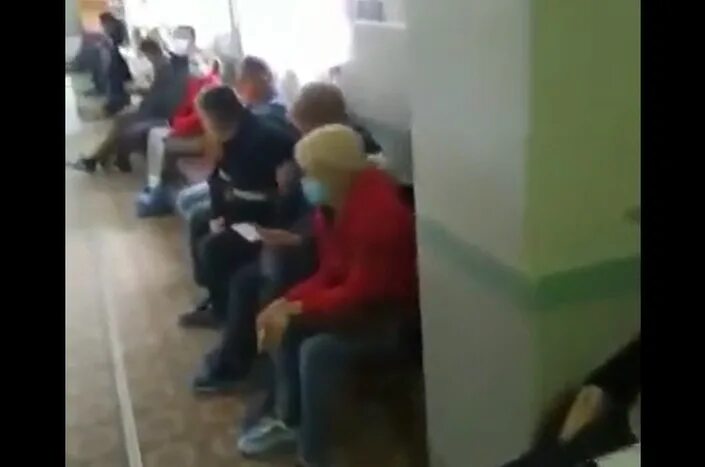 Встать в очередь к врачу. Драка в поликлинике. очередь в поликлинике. сижу в очереди в поликлинике. драка в очереди к врачу.