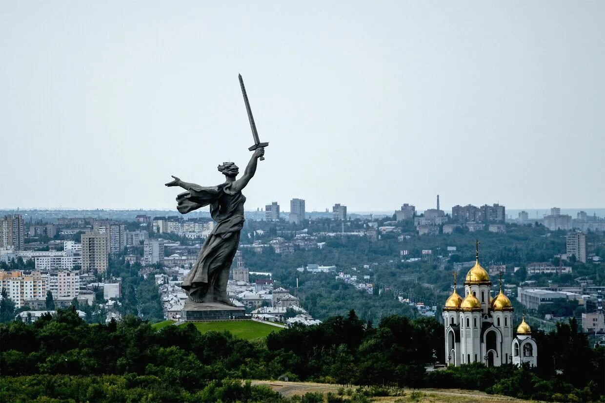 Родина мать Украина. Памятник Родина мать в Волгограде. Волгоград Родина мать с Волги. Родина мать Волгоград сверху.