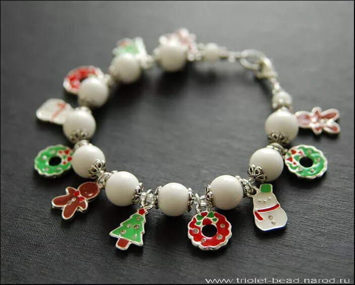 как сделать новогодний браслет. браслет на новый год своими руками. браслет в подарок на новый год. как сделать новогодний браслет. новогодние подвески для браслета.