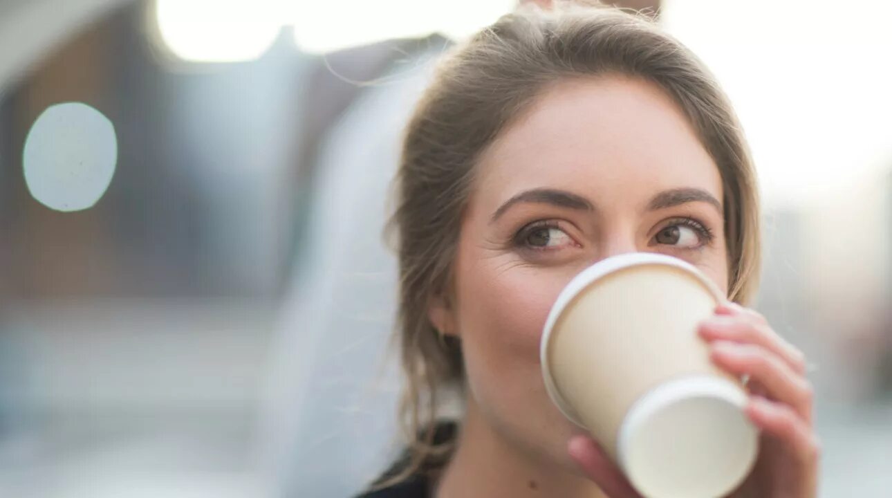 I drink coffee the morning. Девушка со стаканом кофе. Девушка пьет кофе. Девушка с кофейным стаканом. Девушка со стаканчиком кофе.