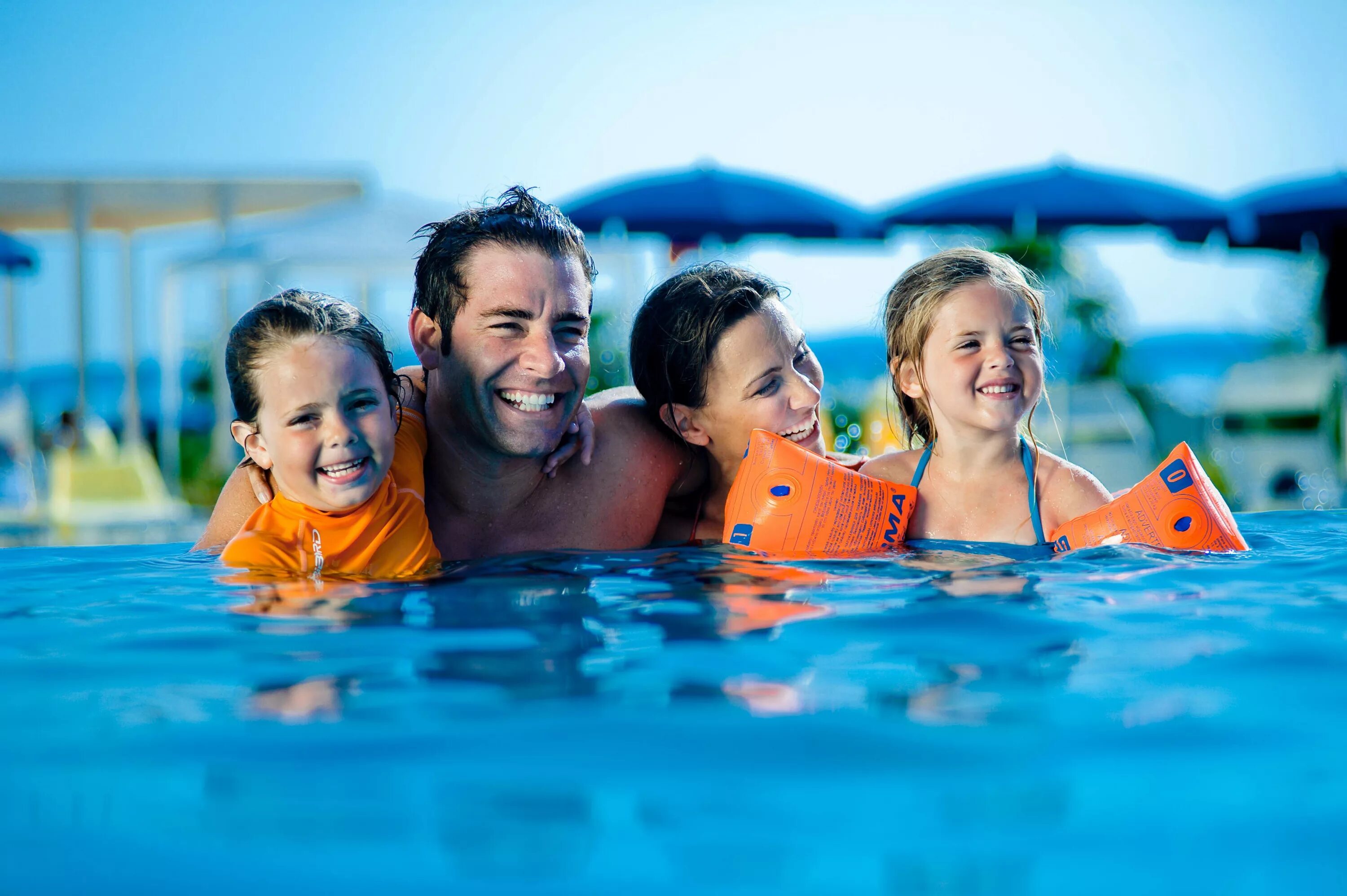 Турция отдых развлечения. Семья на море. Дети в бассейне. Семья в бассейне. Семейный поход в бассейн.