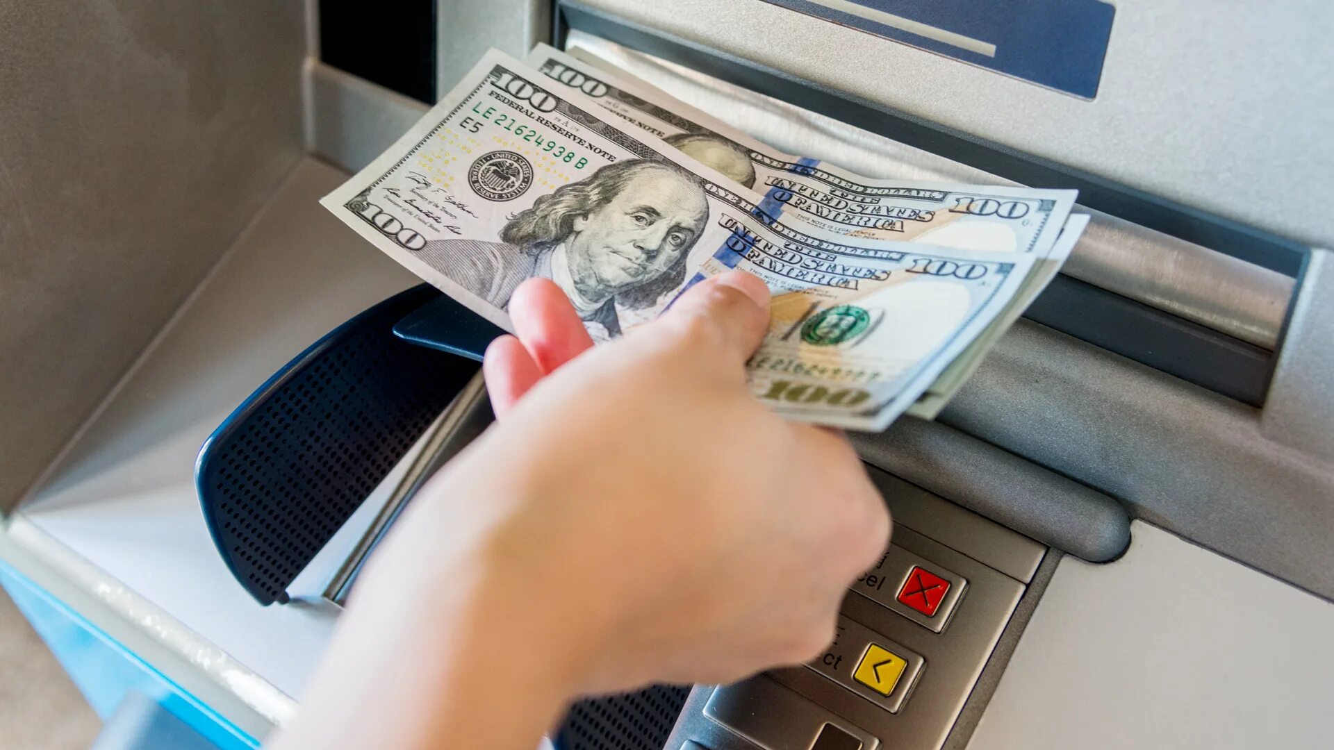 Люди снимают деньги со счетов. Банкомат деньги. Доллары в банкомате. Доллары из банкомата. Банкомат выдача наличных.