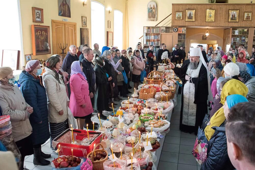 Когда светлая седмица в 2024. Пасха храм. С праздником Пасхи Церковь. Освещаем куличи в церкви. Освящение куличей на Пасху.