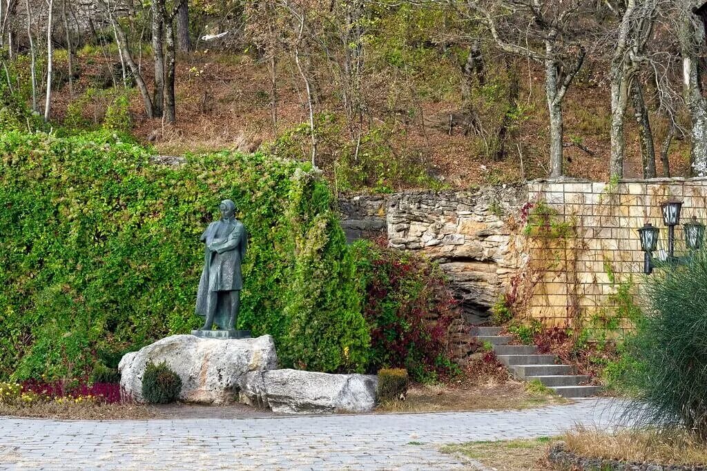 Памятники железноводска. Лермонтовский сквер Железноводск. Памятник Лермонтову в Железноводске. Лермонтовские места в Железноводске. Железноводск места Лермонтова.