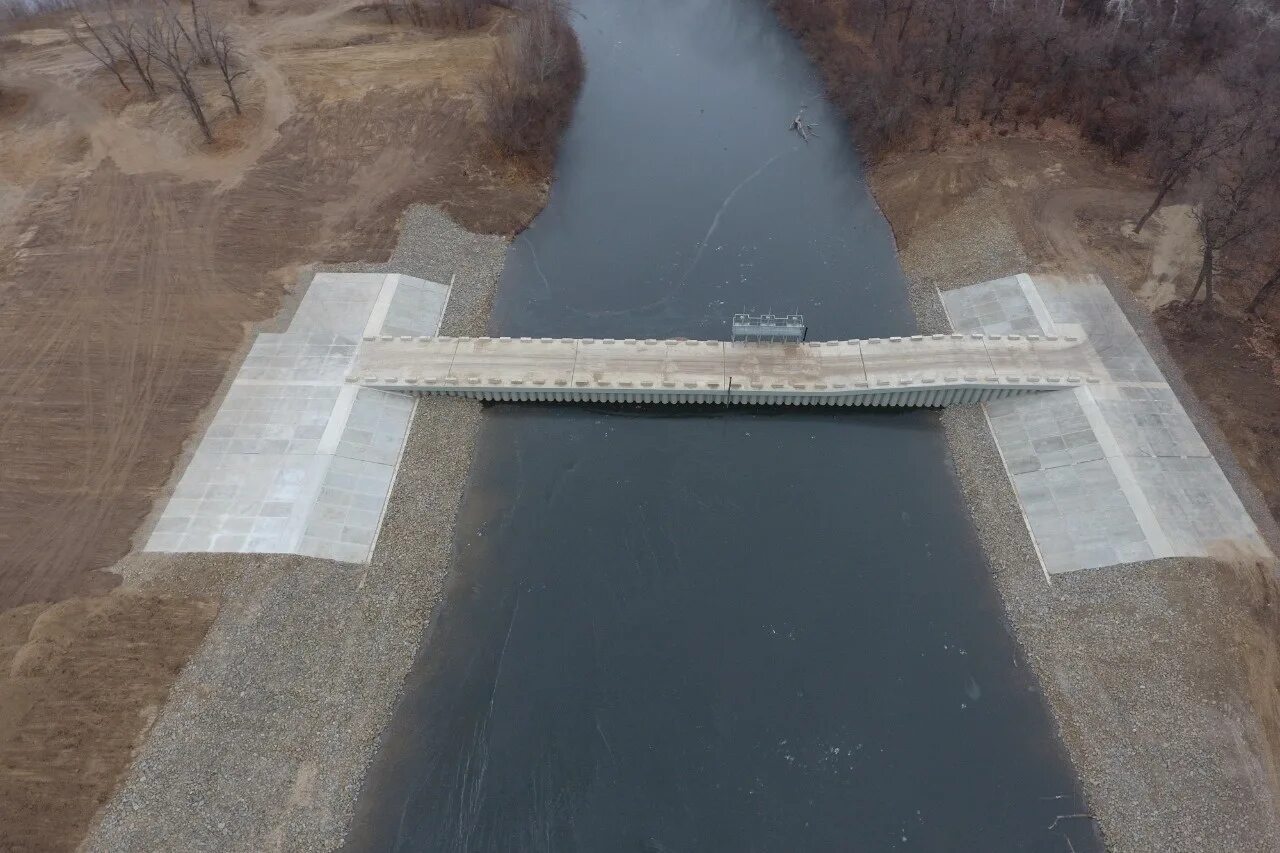 Люди перегородили реку большой плотиной вода выше. Прорыв дамбы в Волгограде. Волго Ахтубинская Пойма плотина. Плотины Волгоградской области. Плотина на Ерике Каширин Волгоградская область.