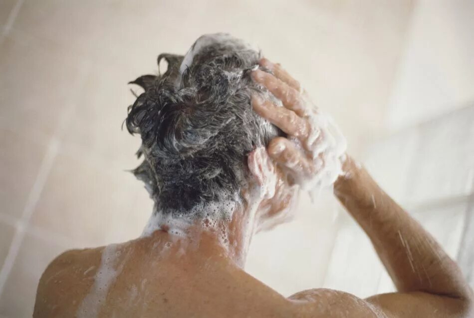 Мужской уход за волосами. Мытье головы. Мытье головы мужчине. Мужчина моет волосы шампунем. Мытье волос мужчина.