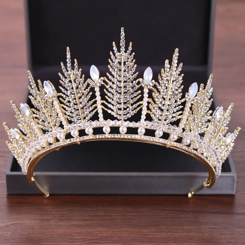 диадема высокая. очень красивая корона. корона с голубыми камнями. высокая корона. корона на свадьбу для невесты.