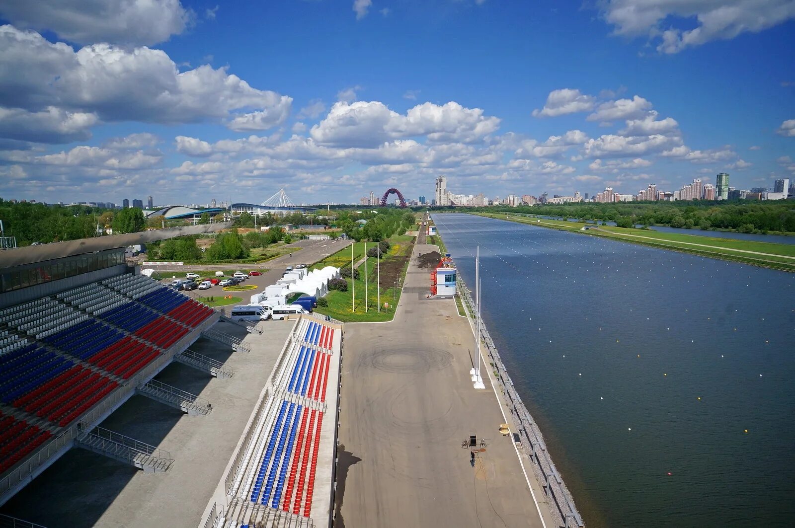 Гребной канал в Москве Крылатское. Парк Крылатские холмы гребной канал. Гребной канал Крылатское гребля. Крылатское набережная гребной канал.