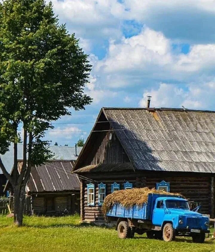 Деревенская бабушка. Обойтись сельский. Забор в деревне. Сельский парень. Человек у забора.