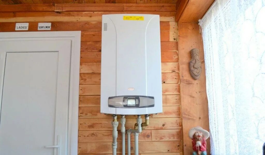 Газовый котел в котельной. Монтаж котла бакси. Обвязка газового котла proterm 24. Настенный котел в деревянном доме. Газовый котел бакси двухконтурный.