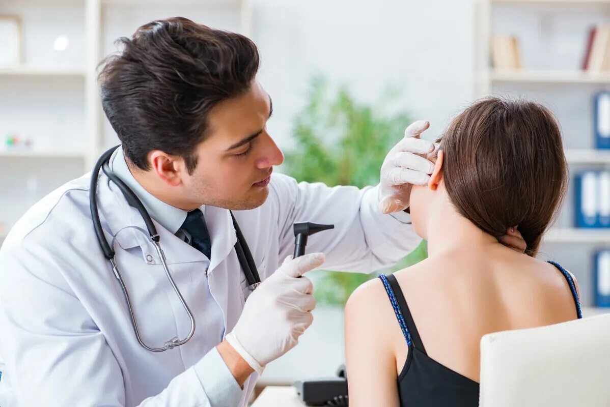 Консультация отоларинголога. Какой врач лечит уши у взрослых. Осмотр ушей. Отоларинголог. Ушной доктор.