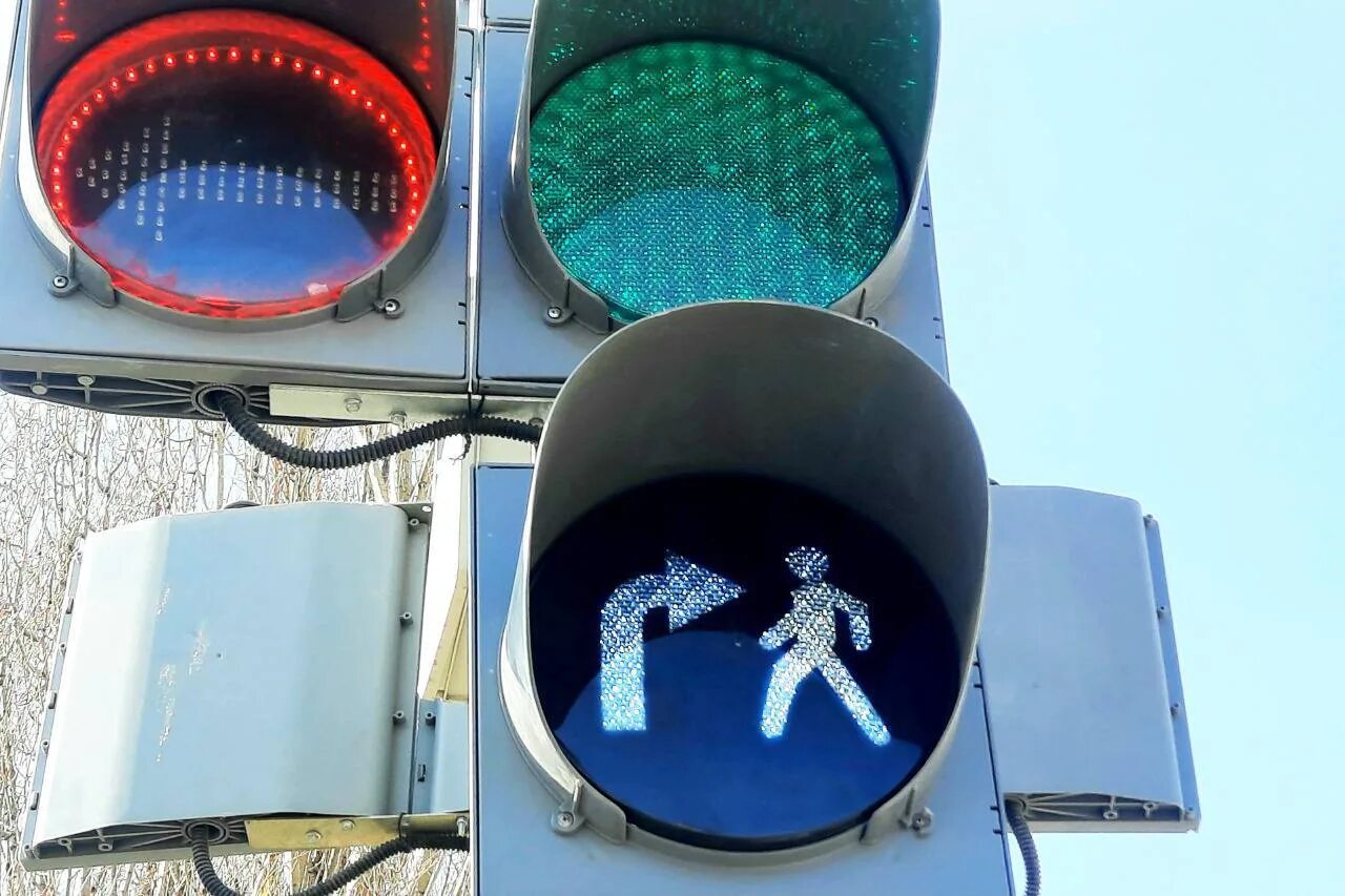 Светофор для пешеходов. Светофор с дополнительной секцией. Светофор с человечками. Белолунные светофоры для пешеходов.