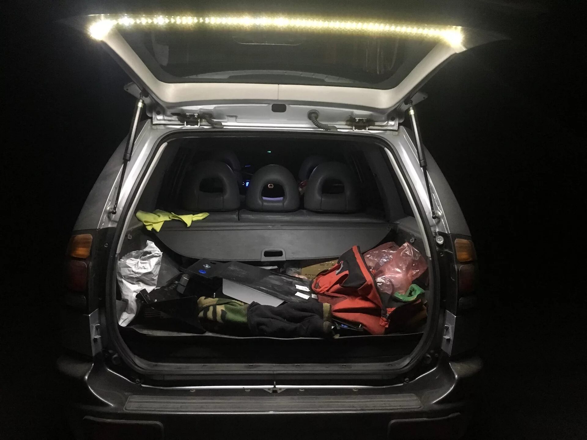 Подсветка в багажник Паджеро спорт 2. Паджеро спорт 1 метан в багажнике. Подсветка багажника Паджеро 2. Mitsubishi Pajero багажник.