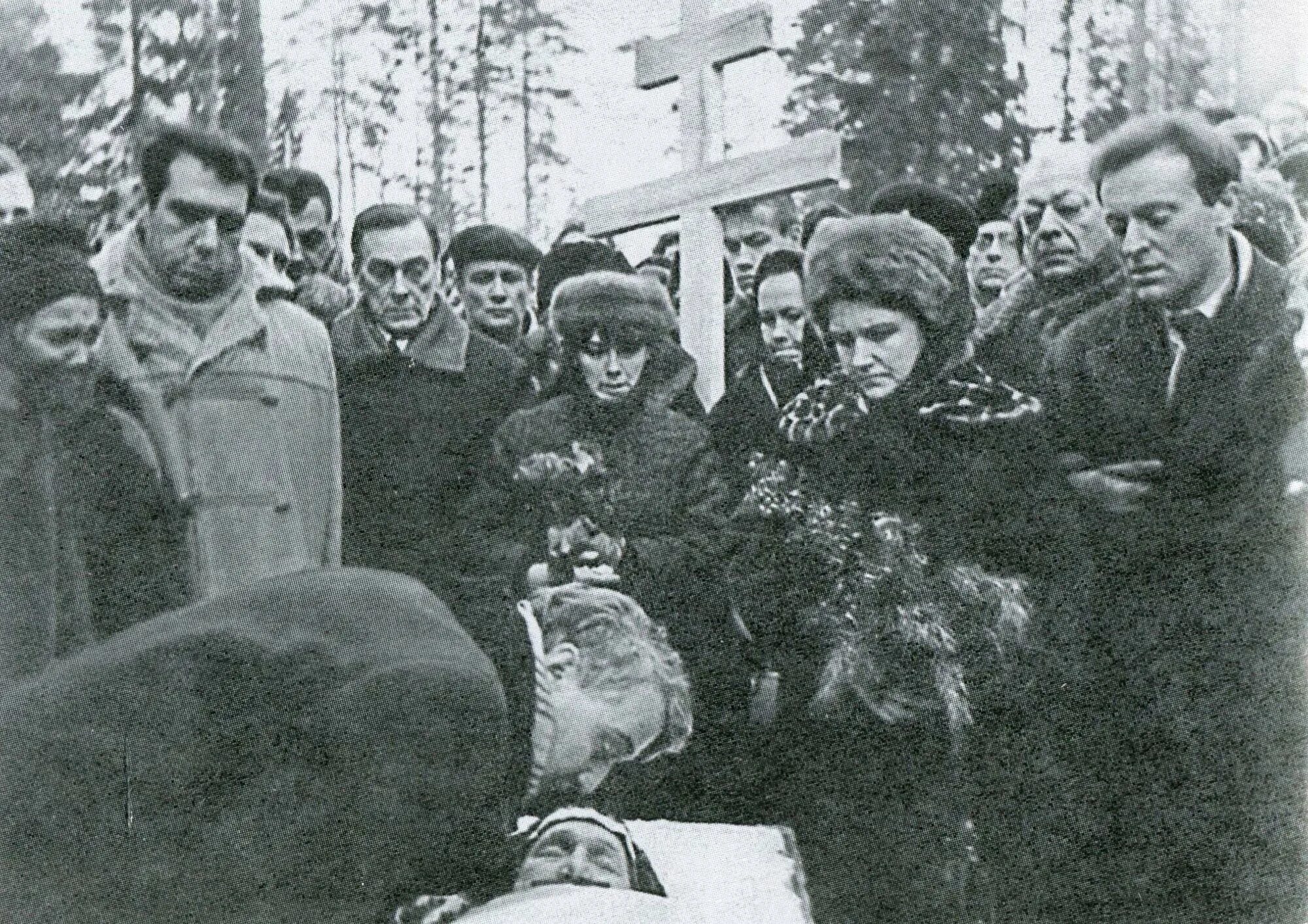 Ахматова сын в могиле. Ахматова похоронена в Комарово.