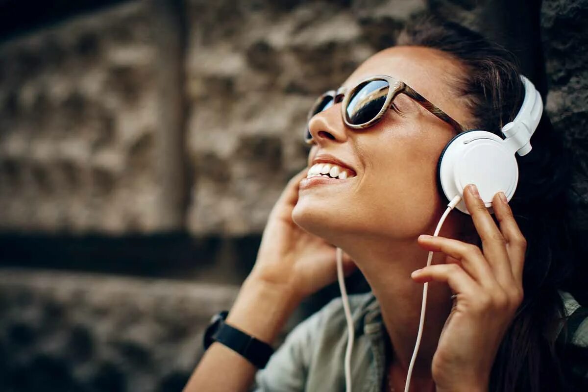 When i listen to music. Девочка слушает. картинка прослушивания музыки в вк. наушники фото для настроения модерн. woman listening to music in the street.