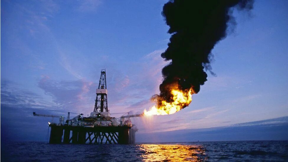 Сжигание нефти и угля. Добыча газа. природный газ. природный газ добыча. добыча нефти и газа.